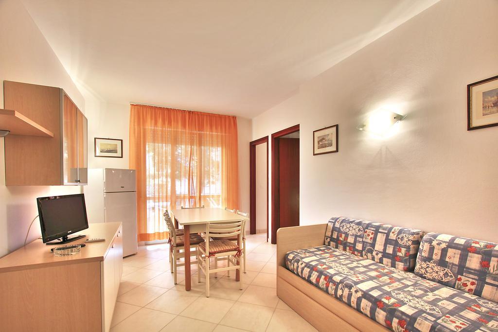 Residenza Ibsen Appartement Lignano Sabbiadoro Kamer foto
